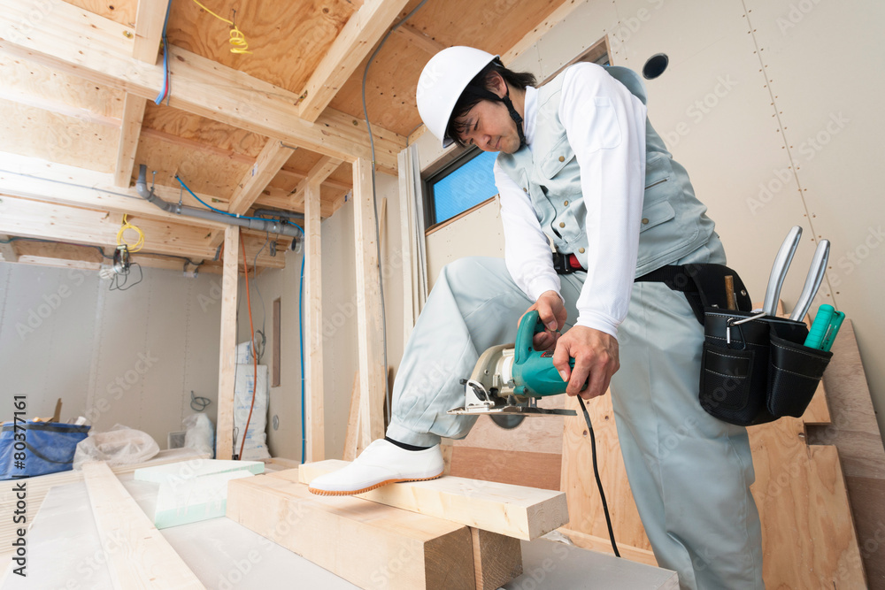 住宅建設現場で働く大工 住宅建設現場で働く大工