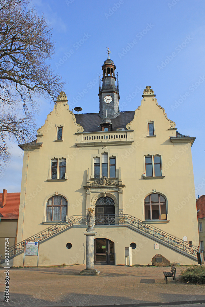 Möckern: Rathaus mit Stele Stadtgöttin (1895, Sachsen-Anhalt)