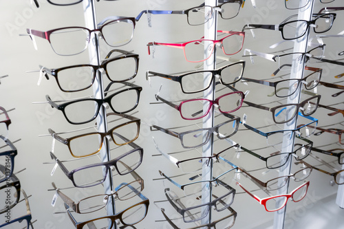 Brillenkollektion im Optikergeschäft
