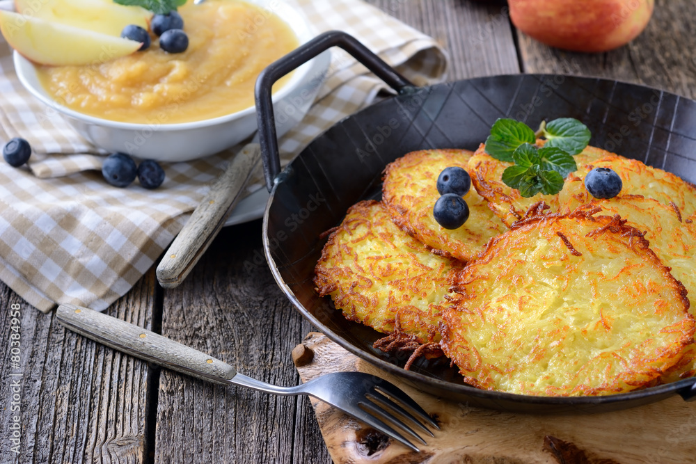 Gebratene Kartoffelpuffer mit Apfelmus Stock Photo | Adobe Stock Gebratene Kartoffelpuffer mit Apfelmus Stock Photo | Adobe Stock