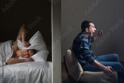 Φωτογραφία Man at night can't fall asleep because of the noisy neighbor