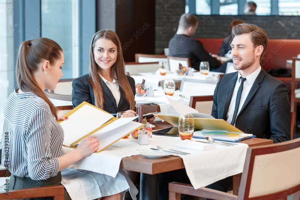 Obraz premium Business deals during lunch at the buffet restaurant