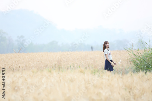 Young woman in meadow © Oran Tantapakul
