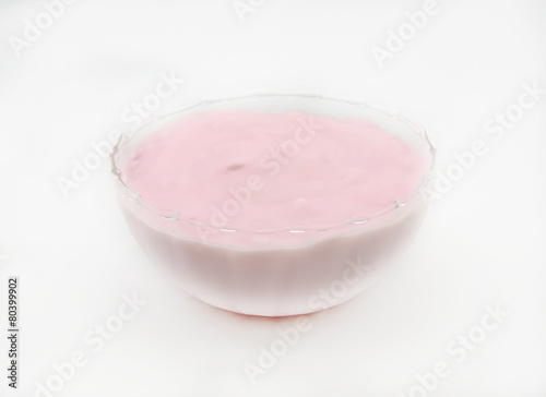 Yogur de fresa servido en un cuenco