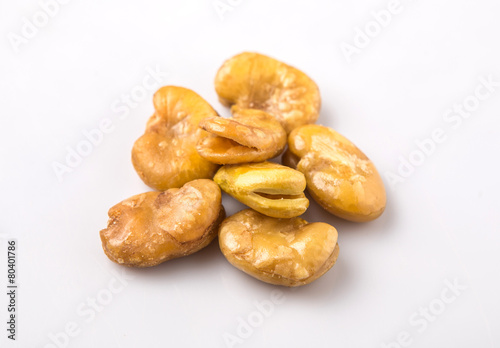 Εκτύπωση καμβά Salted broad beans or vicia faba over white background