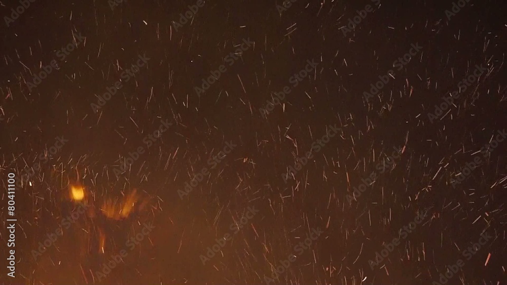 Feuer bei Nacht im Freien - Funkenflug