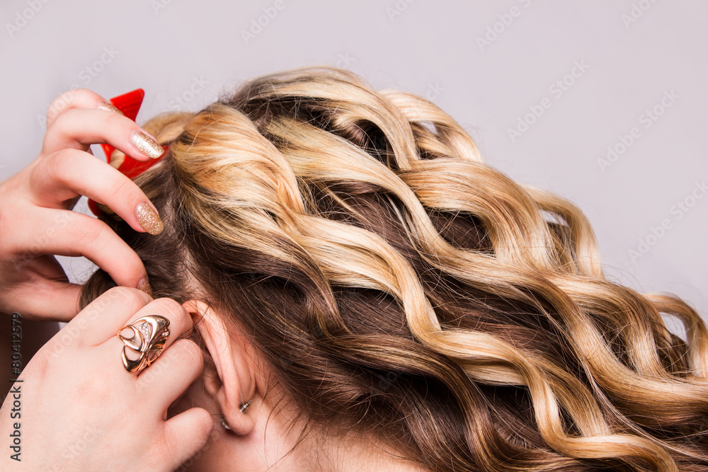 Obraz premium Strand of curly blond hair on his arm