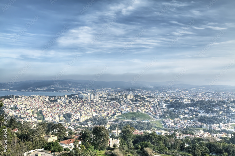 Blick von einem Berg auf die Hafenstadt Tanger