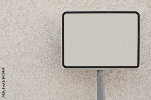 Ein leeres weisses Schild vor einer weissen Hauswand photo