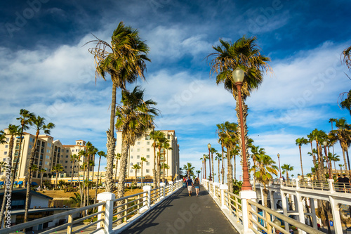 Fotografiet Walkway to the pier, in Oceanside, California.