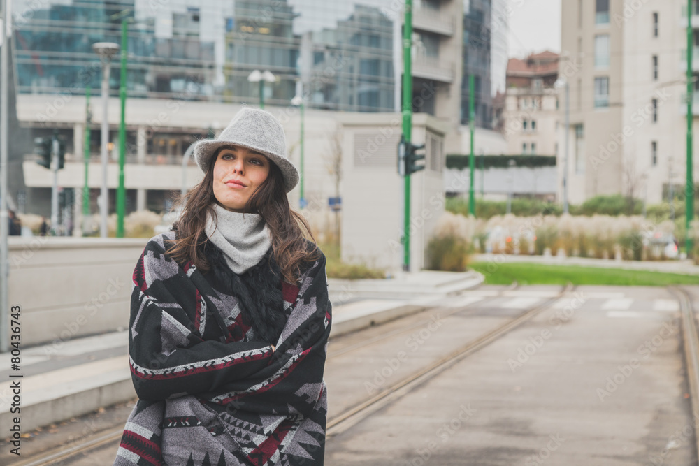 Obraz premium Beautiful young brunette posing in the city streets