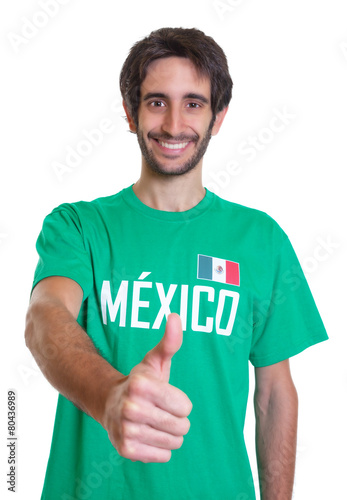 Mexiko-Fan mit Bart zeigt den Daumen