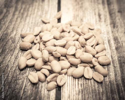 Obraz na płótnie Salted peanuts on the wooden background w salonie