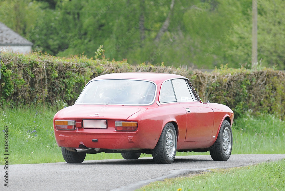 Alfa Romeo Giulia sur route de campagne