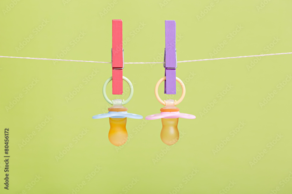 Bunte Baby-Schnuller für Jungen und Mädchen Stock Photo | Adobe Stock