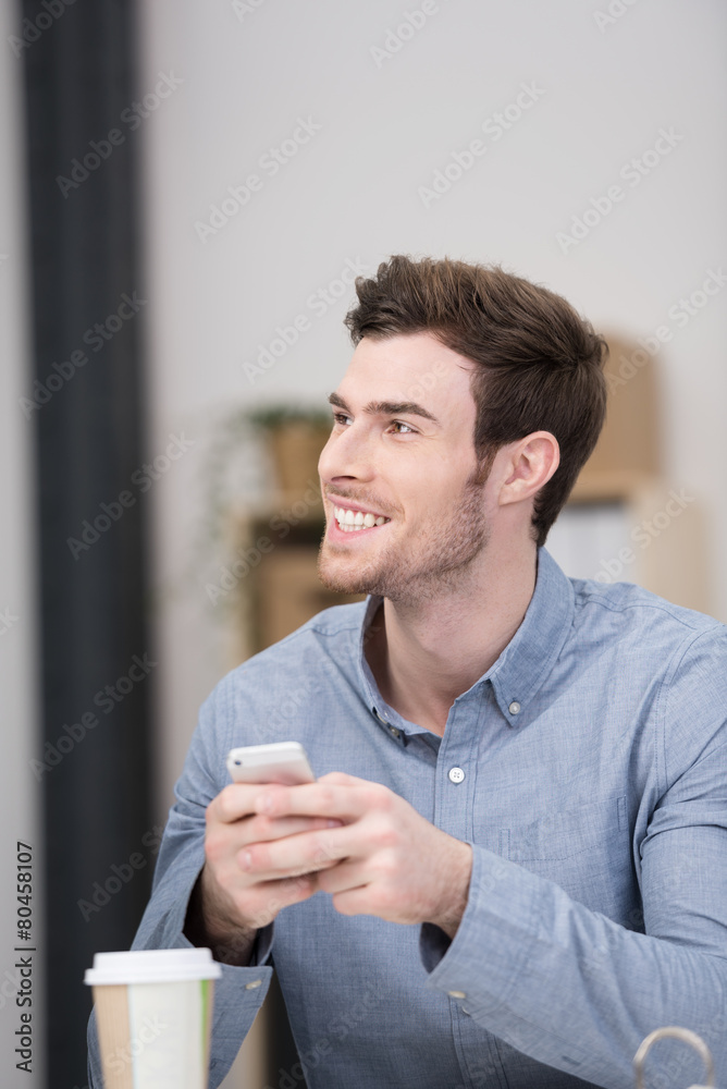 attraktiver mann mit handy im büro attraktiver mann mit handy im büro