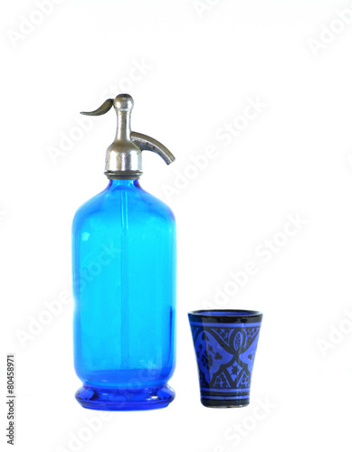 Foto Une bouteille appelée siphon d'eau de Seltz sur fond blanc