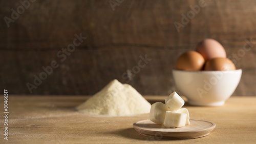 Konstfotografi burro uova e farina ingredienti