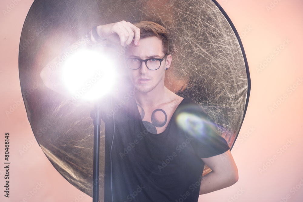 Naklejka premium Young professional photographer working in the studio. Light