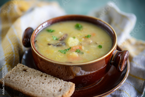 Kartoffelsuppe mit Brot photo