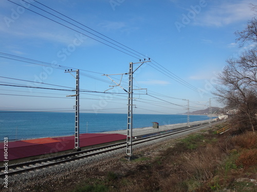 Железная дорога, море и красная крыша здания
