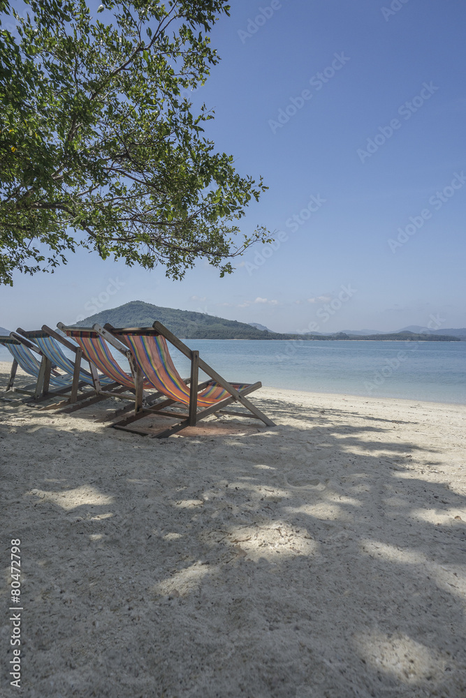 Traumstrand mit Liegestühlen im Schatten Traumstrand mit Liegestühlen im Schatten