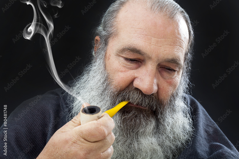 Fototapeta premium Senior portrait with white beard and pipe