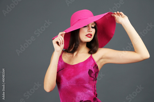 Beautiful young woman in pi...