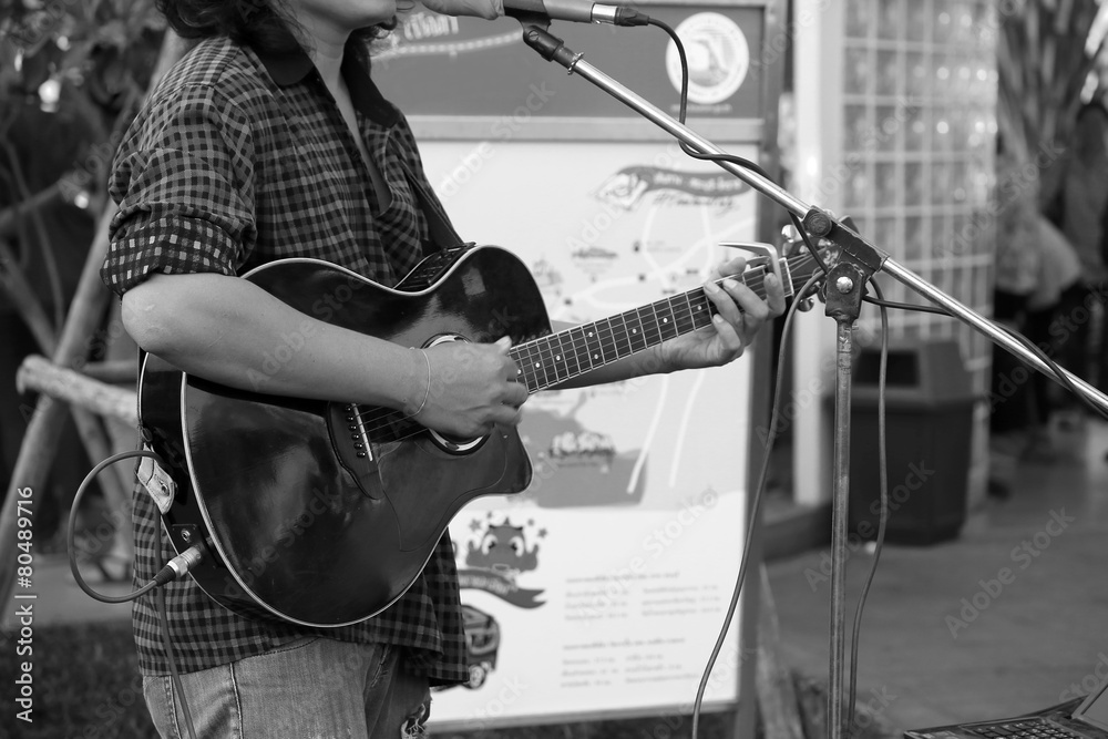 Naklejka premium blurred playing the guitar