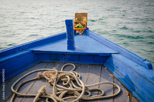 Фотография bow of a blue boat