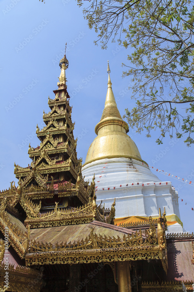 Fototapeta premium Golden pagoda at Prakaew dontao temple