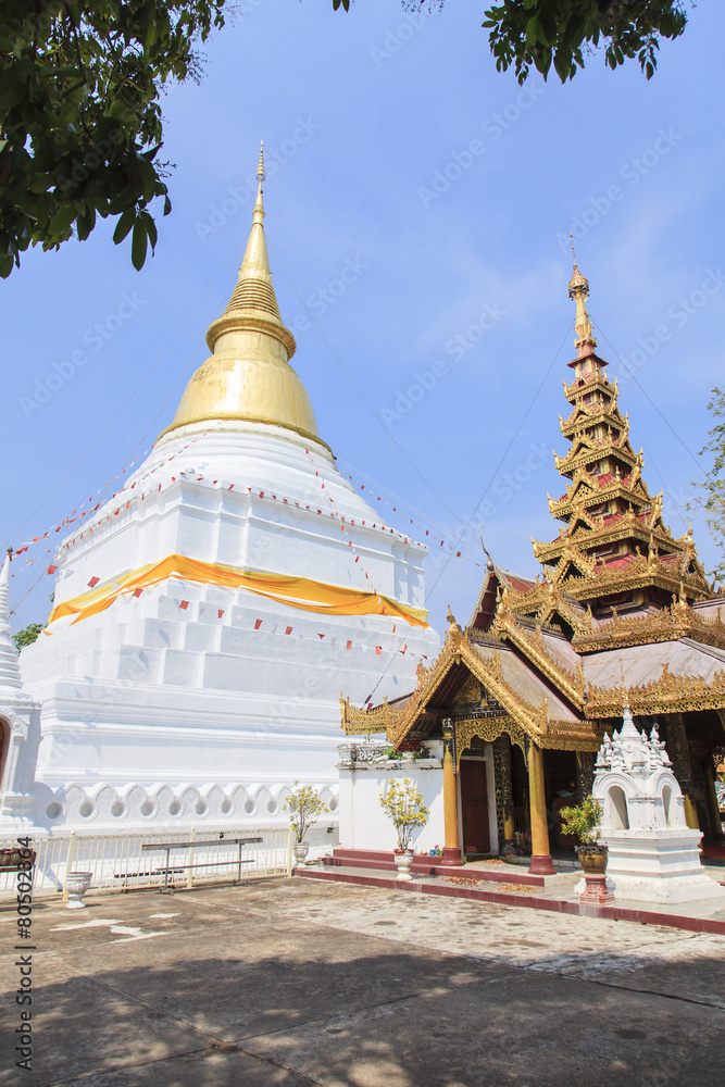 Golden pagoda at Prakaew dontao temple Golden pagoda at Prakaew dontao temple