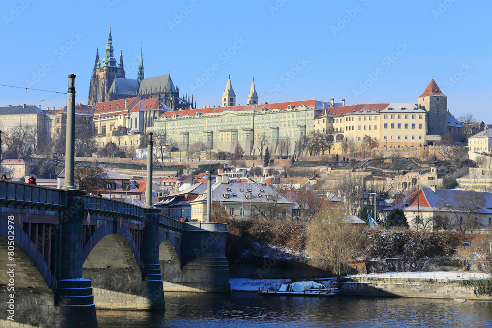 Obraz premium Snowy Prague gothic Castle abova River Vltava, Czech Republic