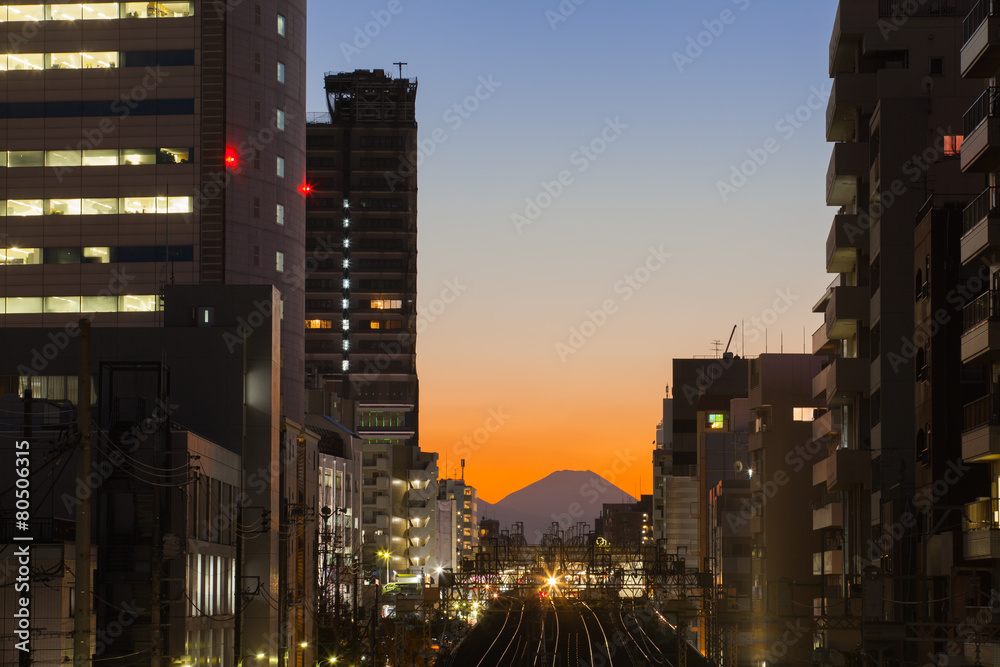 Fototapeta premium Tokyo cityscape and Mountain fuji at twilight..