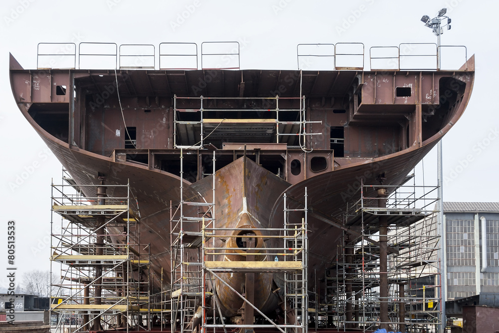 Building ship in a shipyard - obrazy, fototapety, plakaty 