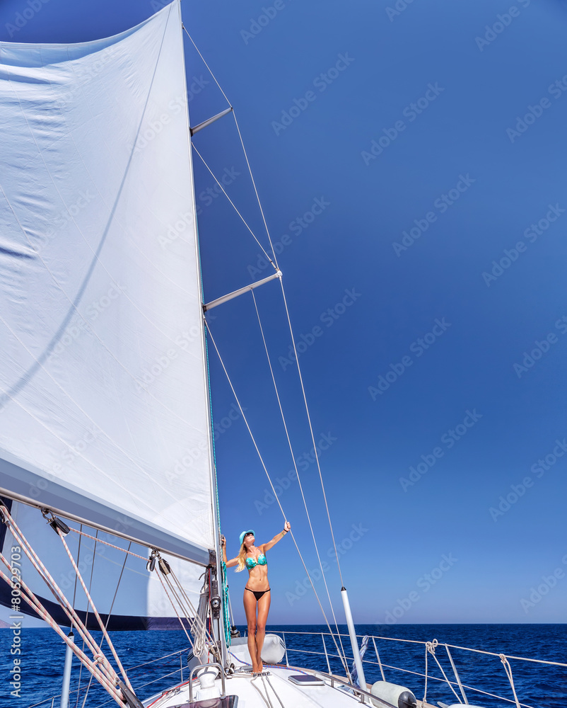 Obraz premium Happy woman on sailboat