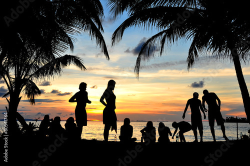 Gente joven divirtiéndose en la playa photo