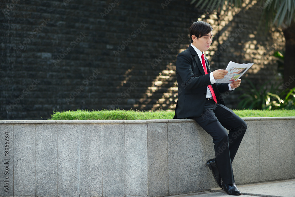 Obraz premium Reading daily newspaper