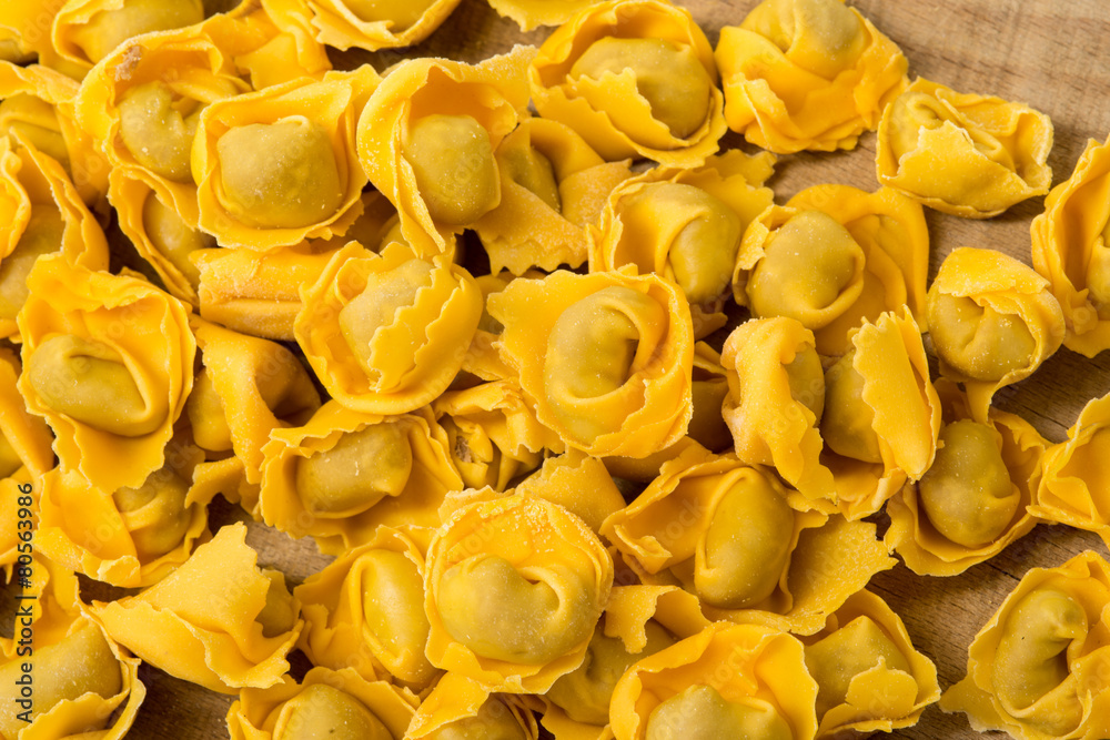 Ravioli freschi crudi su un asse di legno Ravioli freschi crudi su un asse di legno