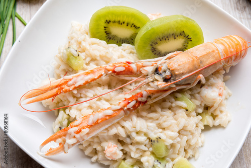 Risotto con gamberoni e kiwi photo