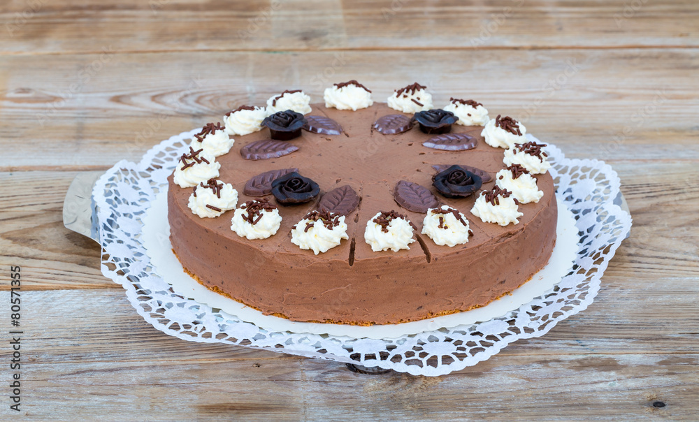 Schokosahnetorte auf rustikal Holz mit Tortenspitze Stock Photo | Adobe ...