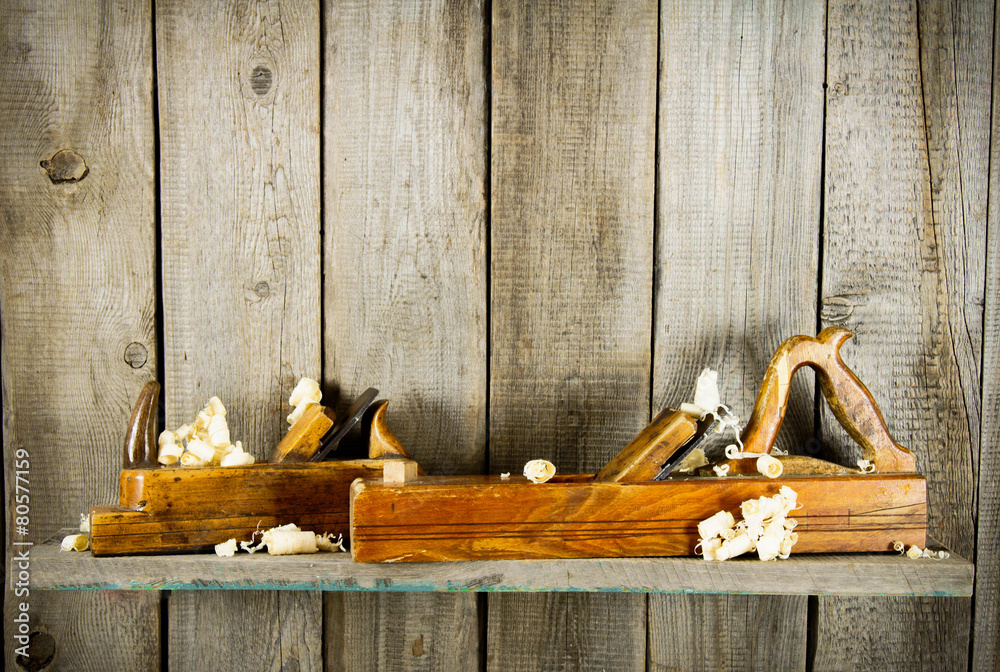 Obraz premium old tools on a wooden shelf.