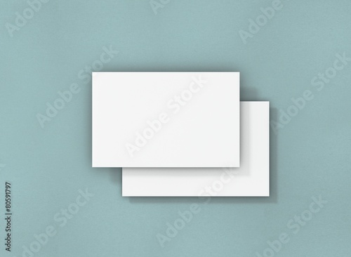 Visitenkarte fliegend Hintergrund blau © alperdostal