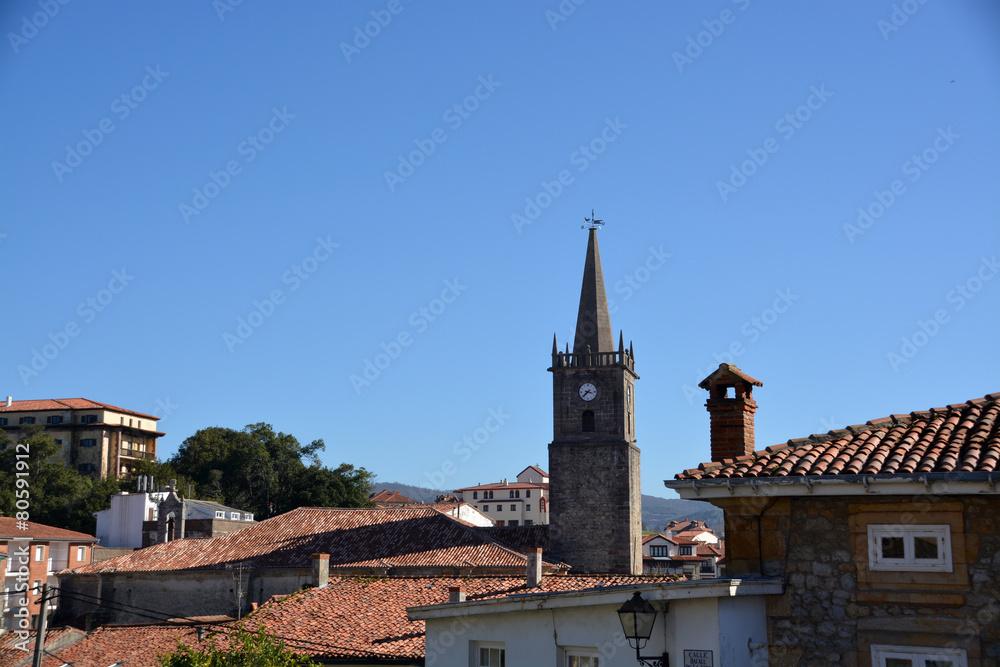 torre de la una iglesia en Comillas, Cantabria