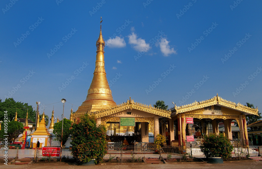 Fototapeta premium Golden pagoda mawlamyine