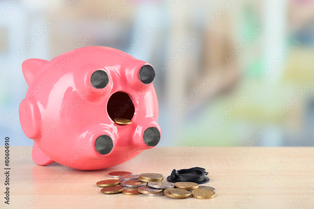 Obraz premium Opened piggy bank with coins
