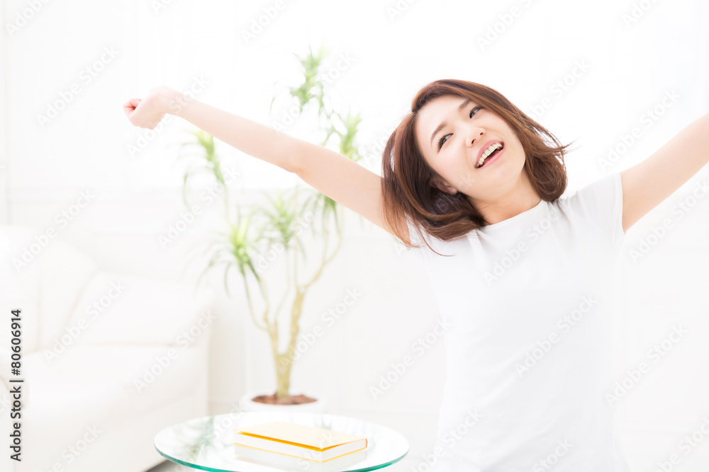 部屋でリラックスする女性