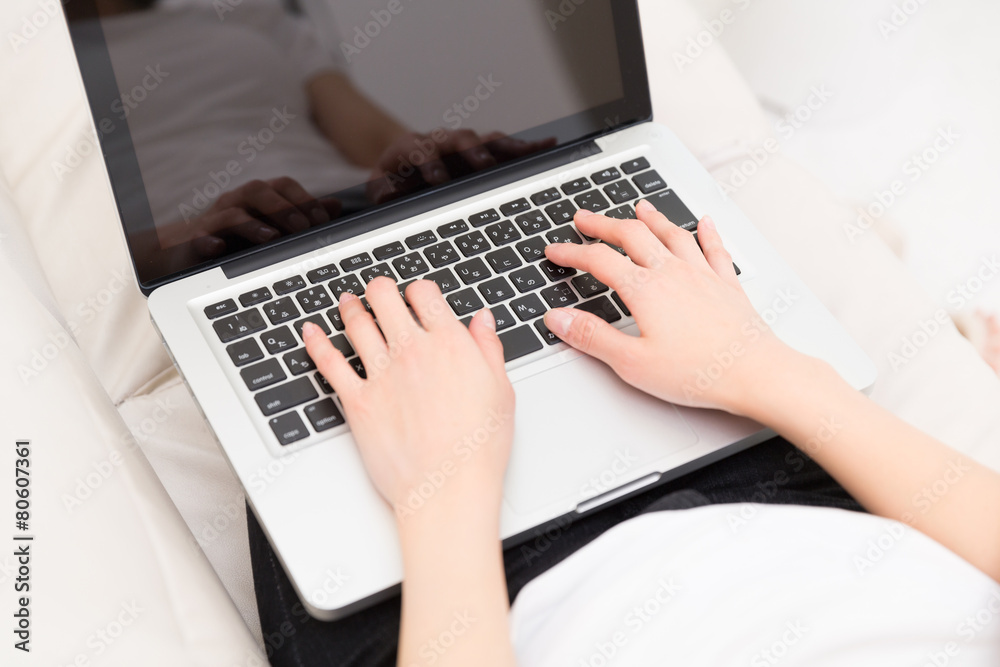 コンピューターを使う女性 手元 コンピューターを使う女性 手元