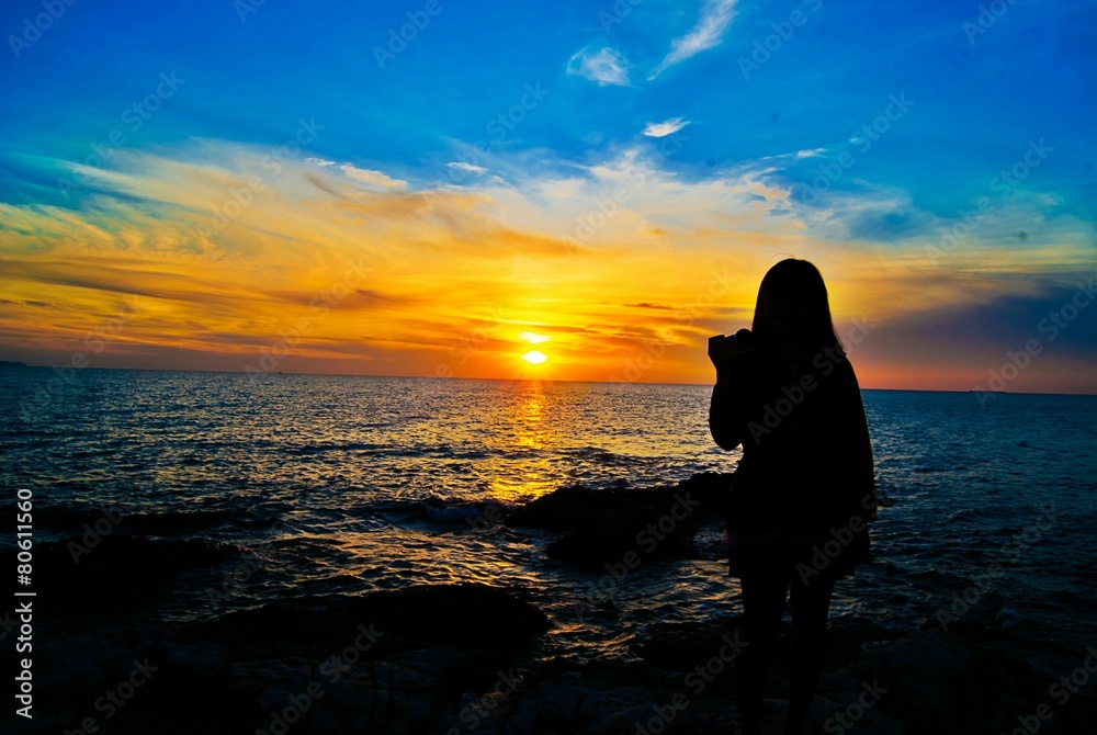 Fototapeta premium Girl take a photo sunset