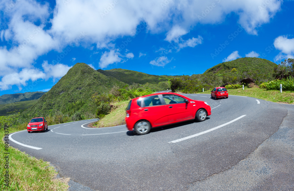 voiture rouge sur route des Plaines, île de la Réunion